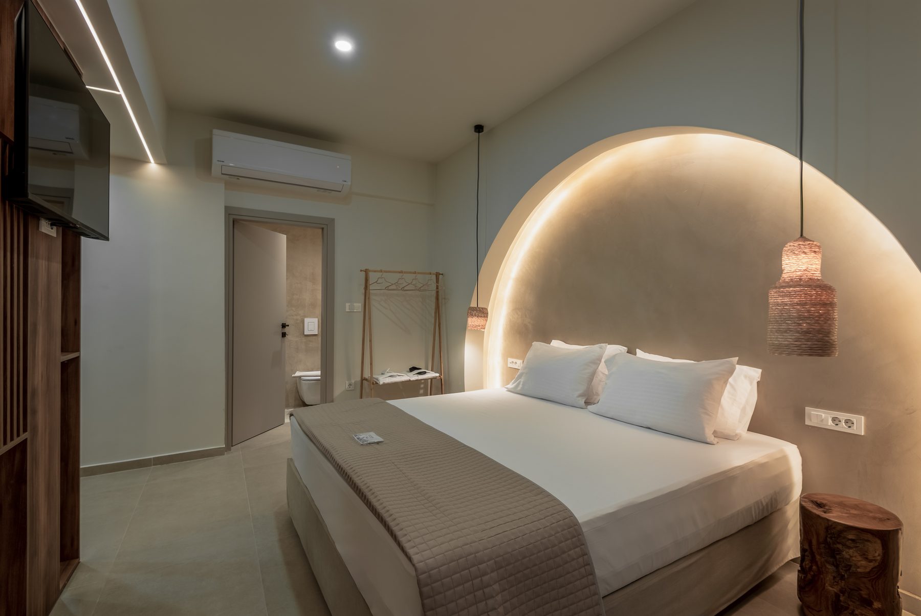 Devina One — king bedroom with arched Venetian plaster headboard